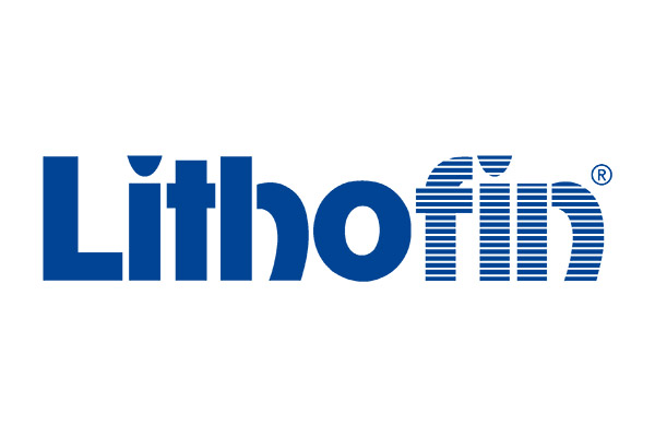 Das Logo von Lithofin zeigt den markanten blauen Schriftzug „Lithofin“ in einer modernen, klaren Schriftart. Der rechte Teil des Schriftzugs, insbesondere das „fin“, ist mit horizontalen Streifen gestaltet, die Dynamik und Präzision symbolisieren. Das Logo vermittelt Professionalität und steht für hochwertige Produkte, insbesondere in den Bereichen Reinigung, Pflege und Schutz von Fliesen und Naturstein. Die schlichte Farbwahl unterstreicht die klare Markenidentität und Zuverlässigkeit.