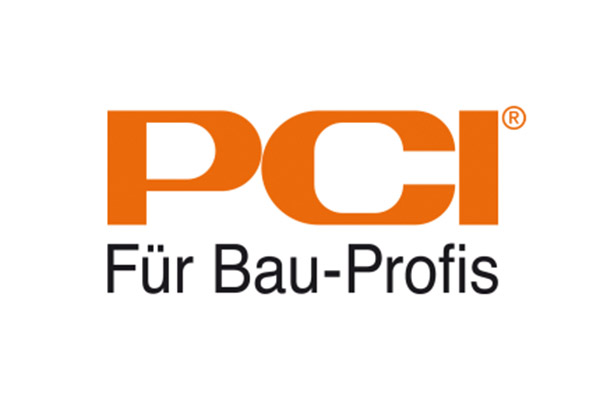 Das Logo von PCI mit dem markanten, orangefarbenen Schriftzug „PCI“ in einer kräftigen, modernen Typografie. Darunter steht der Slogan „Für Bau-Profis“ in schwarzer, serifenloser Schrift, der die Zielgruppe des Unternehmens direkt anspricht. Das Logo strahlt Kompetenz und Professionalität aus und unterstreicht die Verbindung zur Bauindustrie. Die Farbwahl und klare Gestaltung vermitteln Dynamik und Zuverlässigkeit. Ideal für Produkte und Lösungen im Baugewerbe.