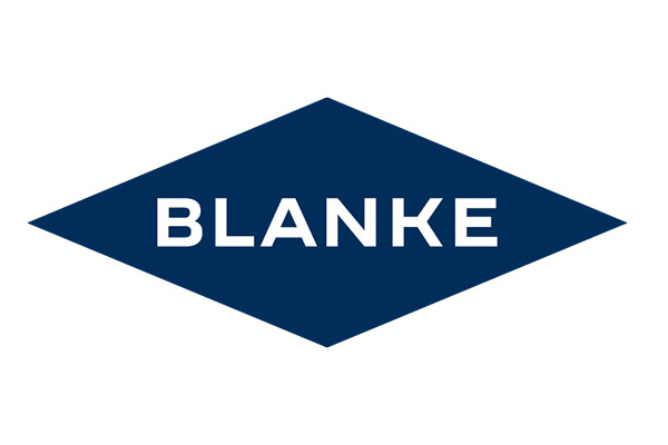 Das Logo von Blanke zeigt den Firmennamen „BLANKE“ in einer klaren, serifenlosen Schrift, zentriert in einem dunkelblauen Rautenfeld. Die weiße Schrift hebt sich kontrastreich vom Hintergrund ab, wodurch das Logo zeitlos und professionell wirkt. Die Raute symbolisiert Präzision und Stabilität, passend für ein Unternehmen, das hochwertige Lösungen und Produkte, insbesondere im Bau- und Fliesenbereich, anbietet.
